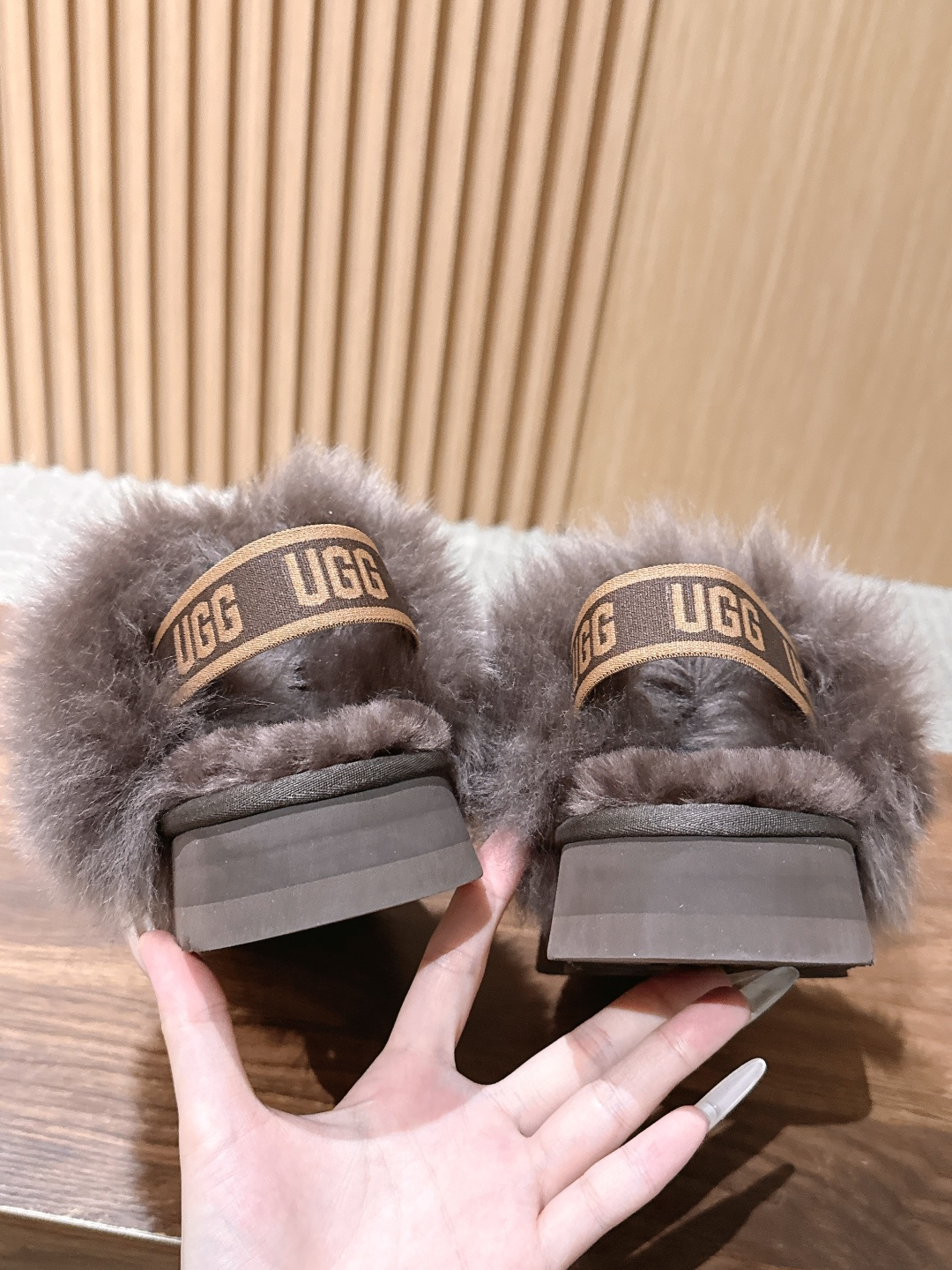 Ugg |呦叽叽迪斯科长毛后跟带款 秋冬懒人鞋天花板,氛围感直接拉满✨ ▪️鞋口一圈蓬松大毛边,毛毛丰盈软糯,上脚暖乎乎 Ugg |呦叽叽迪斯科长毛后跟带款 秋冬懒人鞋天花板,氛围感直接拉满✨ ▪️鞋口一圈蓬松大毛边,毛毛丰盈软糯,上脚暖乎乎