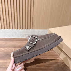 UGG 呦叽叽秋冬新款暖乎乎圆头绒面毛里单鞋 这双鞋的气质,像是从某个不用赶时间的冬日清晨里长出来的。圆头收得饱满而憨厚 UGG 呦叽叽秋冬新款暖乎乎圆头绒面毛里单鞋 这双鞋的气质,像是从某个不用赶时间的冬日清晨里长出来的。圆头收得饱满而憨厚