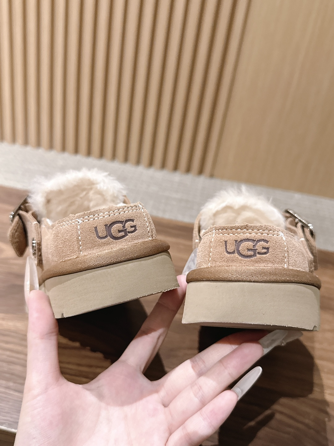 UGG 呦叽叽秋冬新款暖乎乎圆头绒面毛里单鞋 这双鞋的气质，像是从某个不用赶时间的冬日清晨里长出来的。圆头收得饱满而憨厚