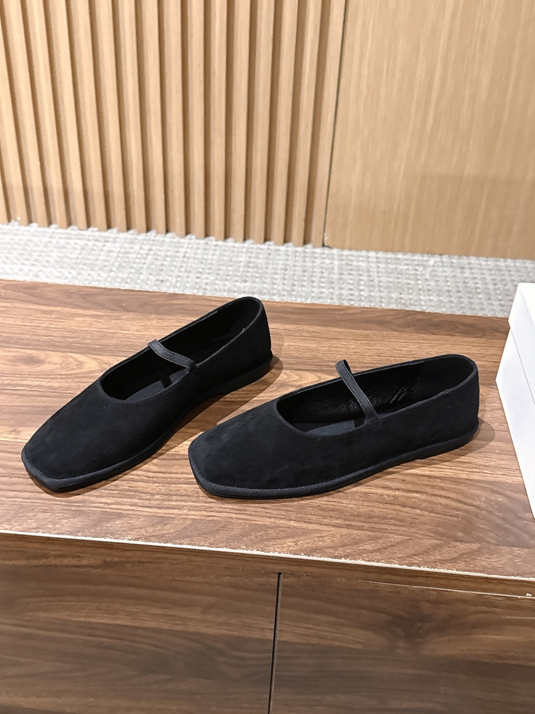 【莞产】 The Row 反绒弹力带方头玛丽珍平底鞋 承袭品牌一贯的极简克制美学,将经典玛丽珍鞋型以更柔和的方式重新诠释 【莞产】 The Row 反绒弹力带方头玛丽珍平底鞋 承袭品牌一贯的极简克制美学,将经典玛丽珍鞋型以更柔和的方式重新诠释