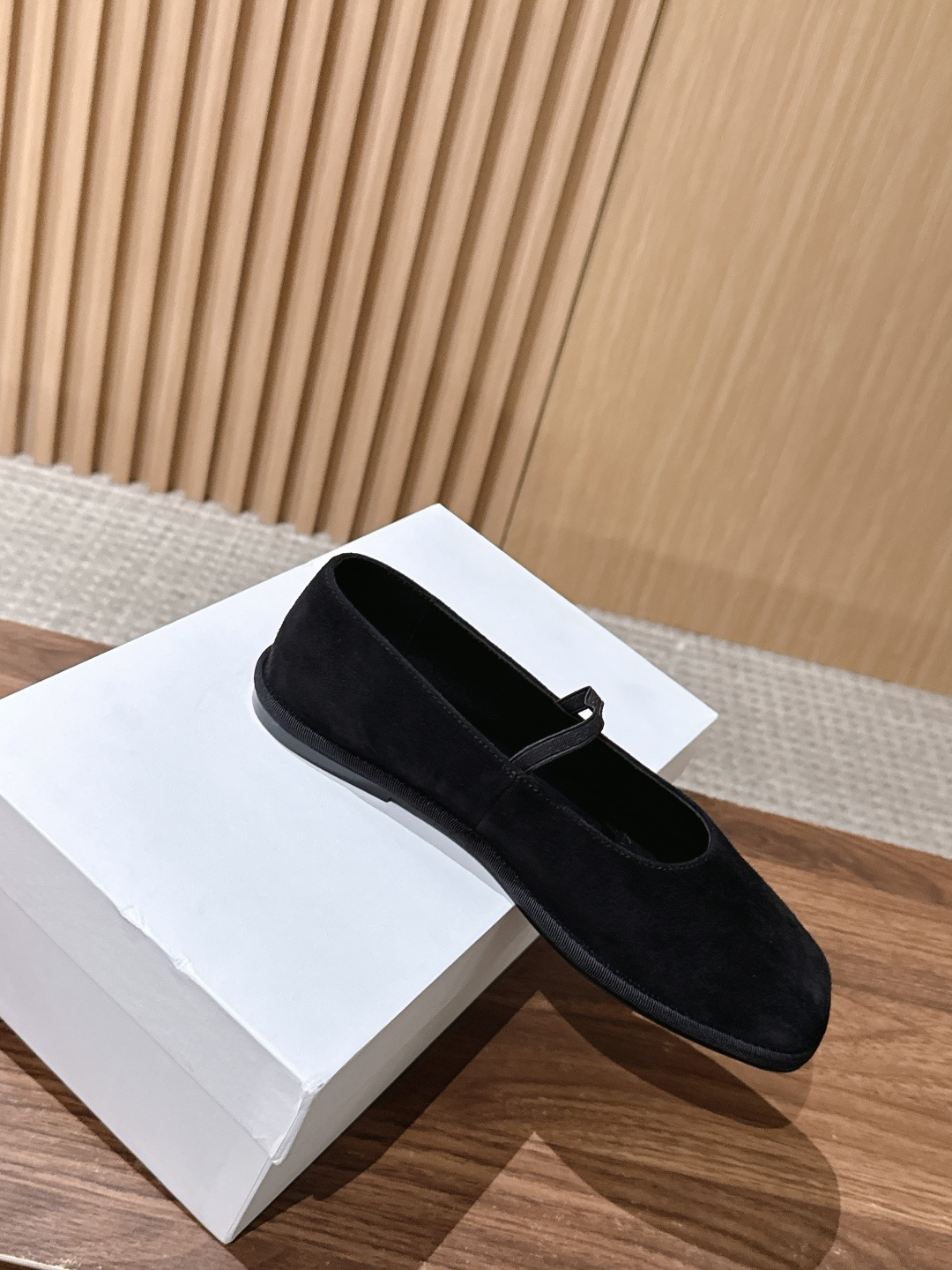 【莞产】 The Row 反绒弹力带方头玛丽珍平底鞋 承袭品牌一贯的极简克制美学,将经典玛丽珍鞋型以更柔和的方式重新诠释 【莞产】 The Row 反绒弹力带方头玛丽珍平底鞋 承袭品牌一贯的极简克制美学,将经典玛丽珍鞋型以更柔和的方式重新诠释