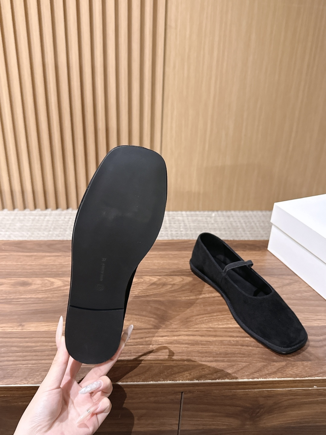 【莞产】 The Row 反绒弹力带方头玛丽珍平底鞋 承袭品牌一贯的极简克制美学,将经典玛丽珍鞋型以更柔和的方式重新诠释 【莞产】 The Row 反绒弹力带方头玛丽珍平底鞋 承袭品牌一贯的极简克制美学,将经典玛丽珍鞋型以更柔和的方式重新诠释