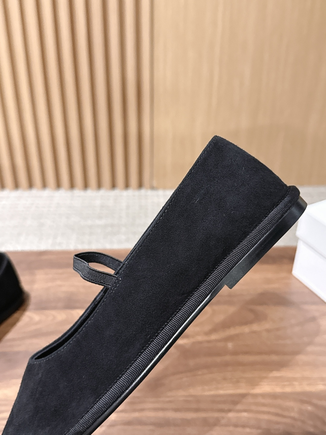 【莞产】 The Row 反绒弹力带方头玛丽珍平底鞋 承袭品牌一贯的极简克制美学,将经典玛丽珍鞋型以更柔和的方式重新诠释 【莞产】 The Row 反绒弹力带方头玛丽珍平底鞋 承袭品牌一贯的极简克制美学,将经典玛丽珍鞋型以更柔和的方式重新诠释