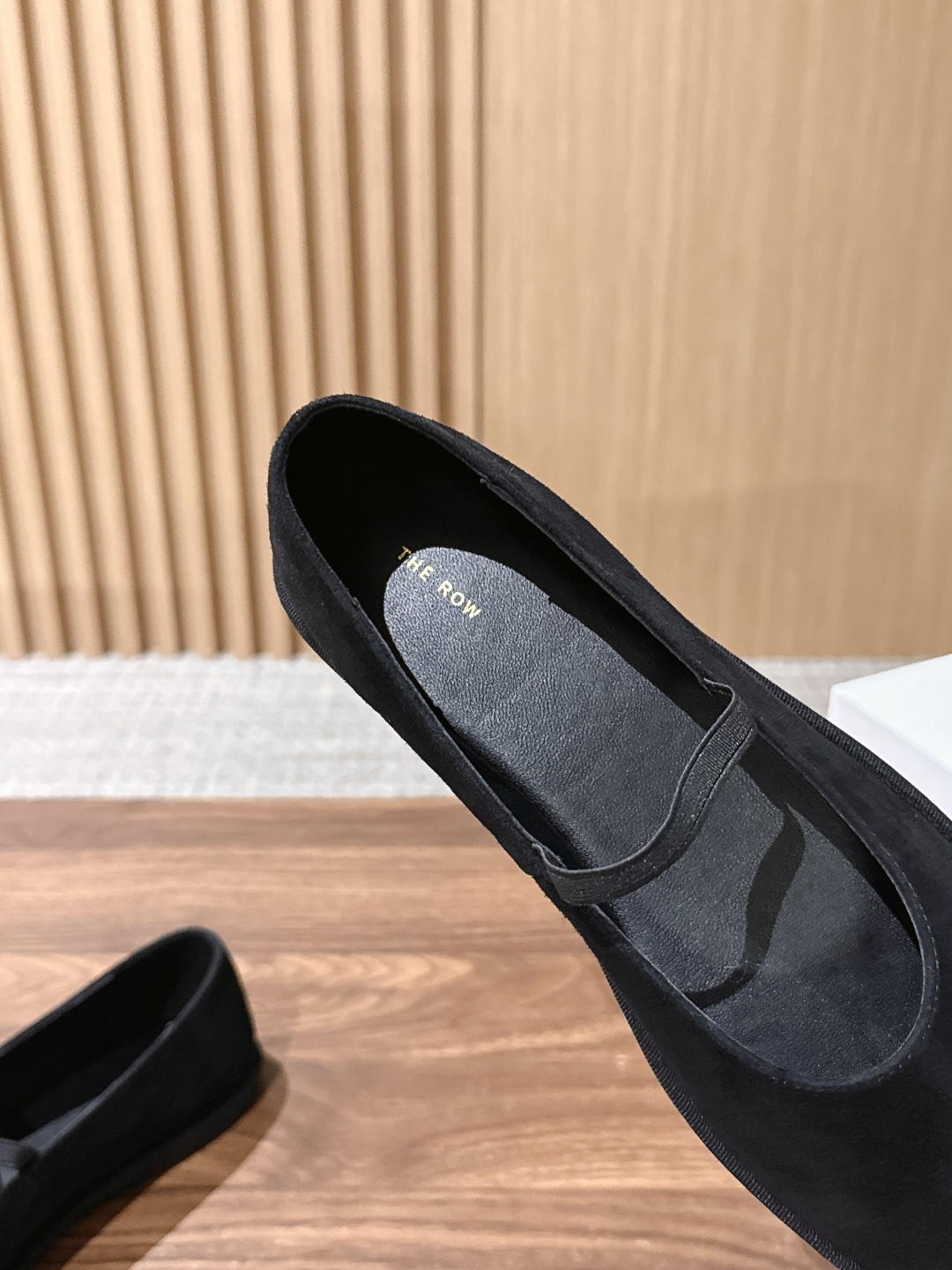 【莞产】 The Row 反绒弹力带方头玛丽珍平底鞋 承袭品牌一贯的极简克制美学,将经典玛丽珍鞋型以更柔和的方式重新诠释 【莞产】 The Row 反绒弹力带方头玛丽珍平底鞋 承袭品牌一贯的极简克制美学,将经典玛丽珍鞋型以更柔和的方式重新诠释