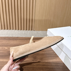 【莞产】 The Row 反绒弹力带方头玛丽珍平底鞋 承袭品牌一贯的极简克制美学,将经典玛丽珍鞋型以更柔和的方式重新诠释 【莞产】 The Row 反绒弹力带方头玛丽珍平底鞋 承袭品牌一贯的极简克制美学,将经典玛丽珍鞋型以更柔和的方式重新诠释