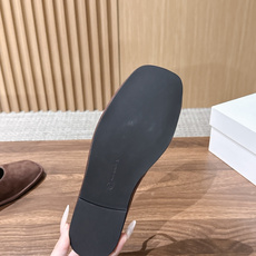 【莞产】 The Row 反绒弹力带方头玛丽珍平底鞋 承袭品牌一贯的极简克制美学,将经典玛丽珍鞋型以更柔和的方式重新诠释 【莞产】 The Row 反绒弹力带方头玛丽珍平底鞋 承袭品牌一贯的极简克制美学,将经典玛丽珍鞋型以更柔和的方式重新诠释