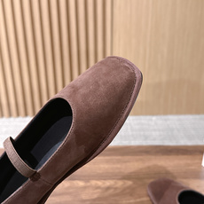 【莞产】 The Row 反绒弹力带方头玛丽珍平底鞋 承袭品牌一贯的极简克制美学,将经典玛丽珍鞋型以更柔和的方式重新诠释 【莞产】 The Row 反绒弹力带方头玛丽珍平底鞋 承袭品牌一贯的极简克制美学,将经典玛丽珍鞋型以更柔和的方式重新诠释