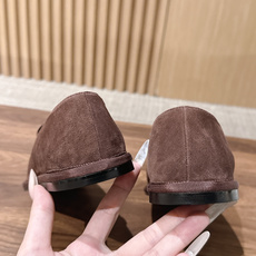 【莞产】 The Row 反绒弹力带方头玛丽珍平底鞋 承袭品牌一贯的极简克制美学,将经典玛丽珍鞋型以更柔和的方式重新诠释 【莞产】 The Row 反绒弹力带方头玛丽珍平底鞋 承袭品牌一贯的极简克制美学,将经典玛丽珍鞋型以更柔和的方式重新诠释