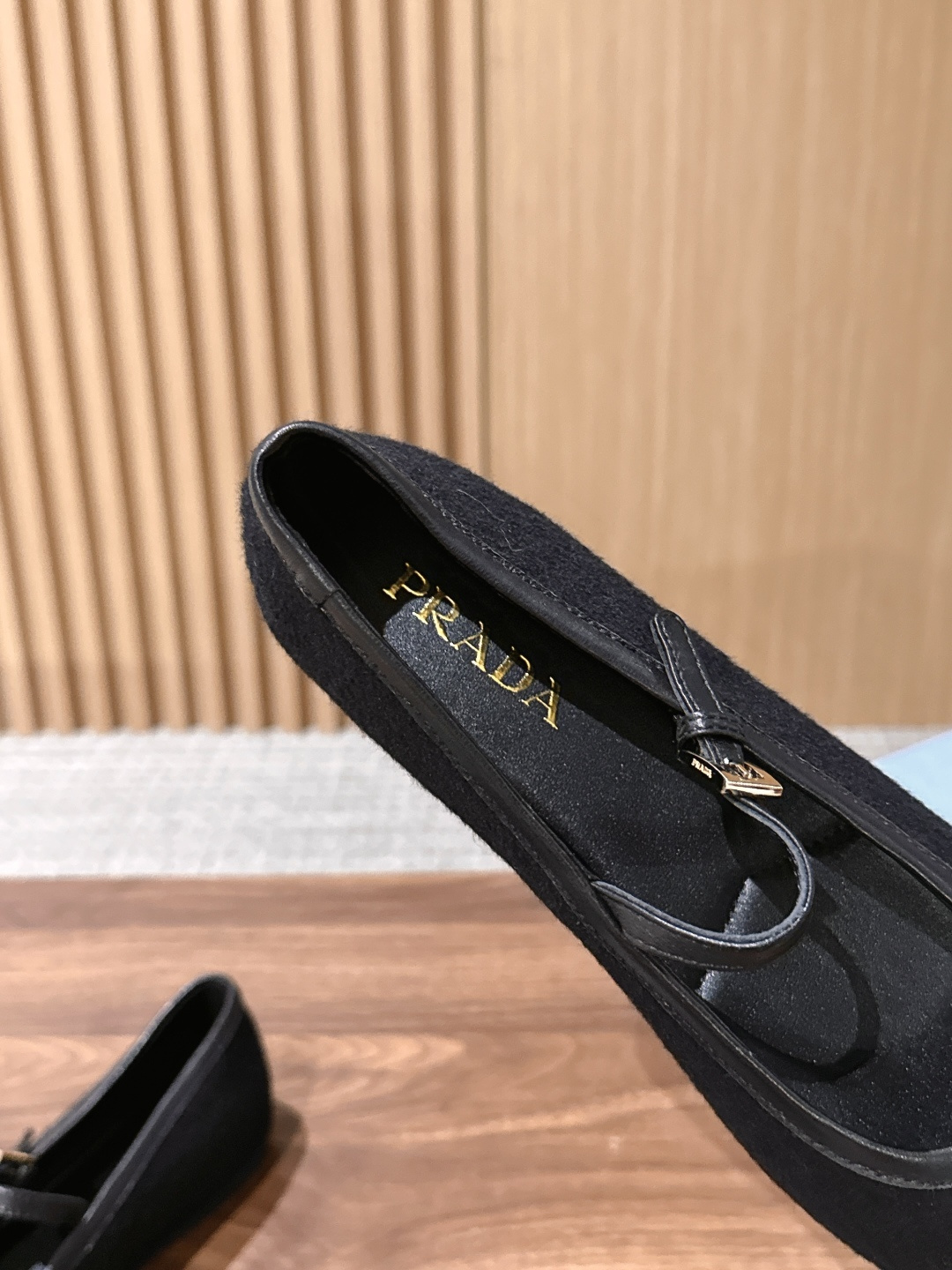 Prada 普拉达新款玛丽珍平底鞋✨毛呢面料质感高级,多色可选,纯色款温柔简约,人字纹粗花呢款自带复古氛围,轻松适配多种 Prada 普拉达新款玛丽珍平底鞋✨毛呢面料质感高级,多色可选,纯色款温柔简约,人字纹粗花呢款自带复古氛围,轻松适配多种