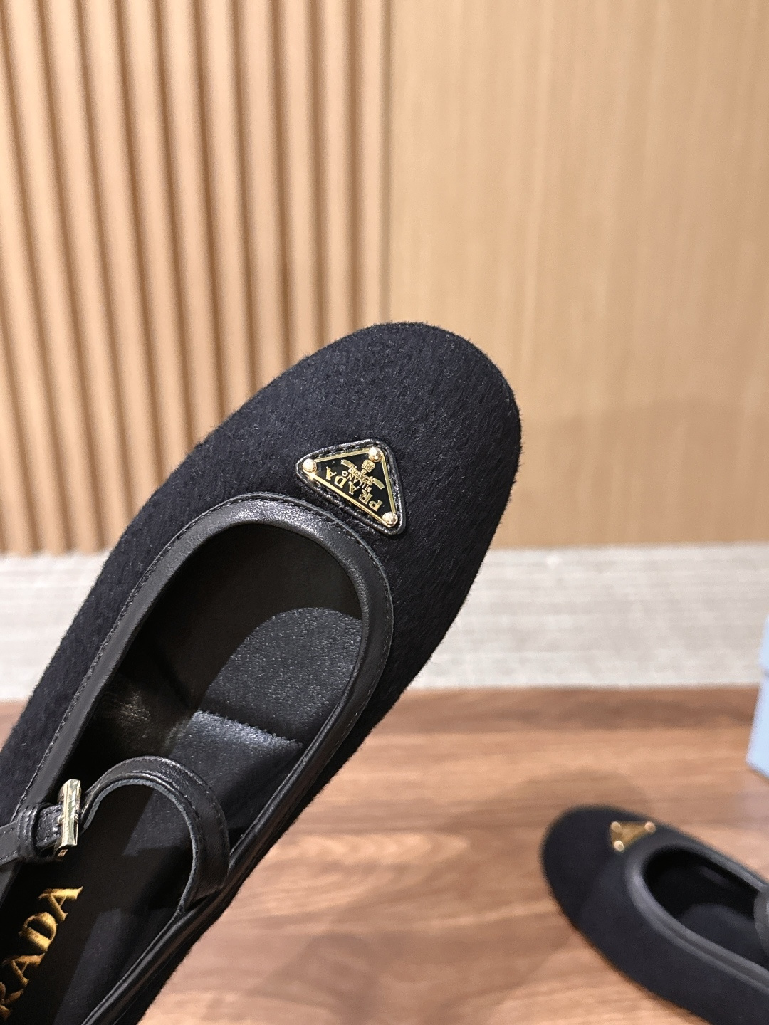 Prada 普拉达新款玛丽珍平底鞋✨毛呢面料质感高级,多色可选,纯色款温柔简约,人字纹粗花呢款自带复古氛围,轻松适配多种 Prada 普拉达新款玛丽珍平底鞋✨毛呢面料质感高级,多色可选,纯色款温柔简约,人字纹粗花呢款自带复古氛围,轻松适配多种