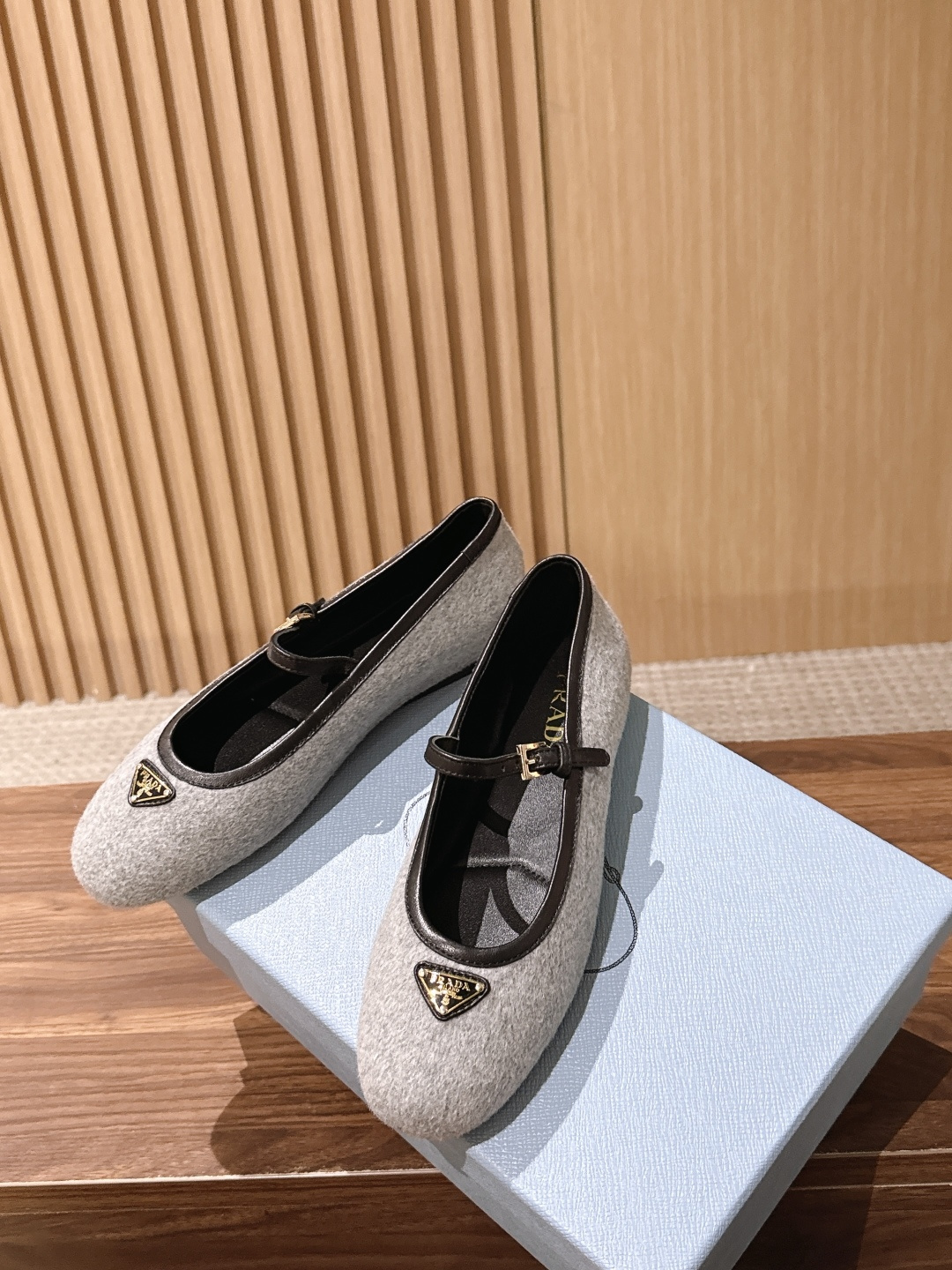Prada 普拉达新款玛丽珍平底鞋✨毛呢面料质感高级,多色可选,纯色款温柔简约,人字纹粗花呢款自带复古氛围,轻松适配多种 Prada 普拉达新款玛丽珍平底鞋✨毛呢面料质感高级,多色可选,纯色款温柔简约,人字纹粗花呢款自带复古氛围,轻松适配多种