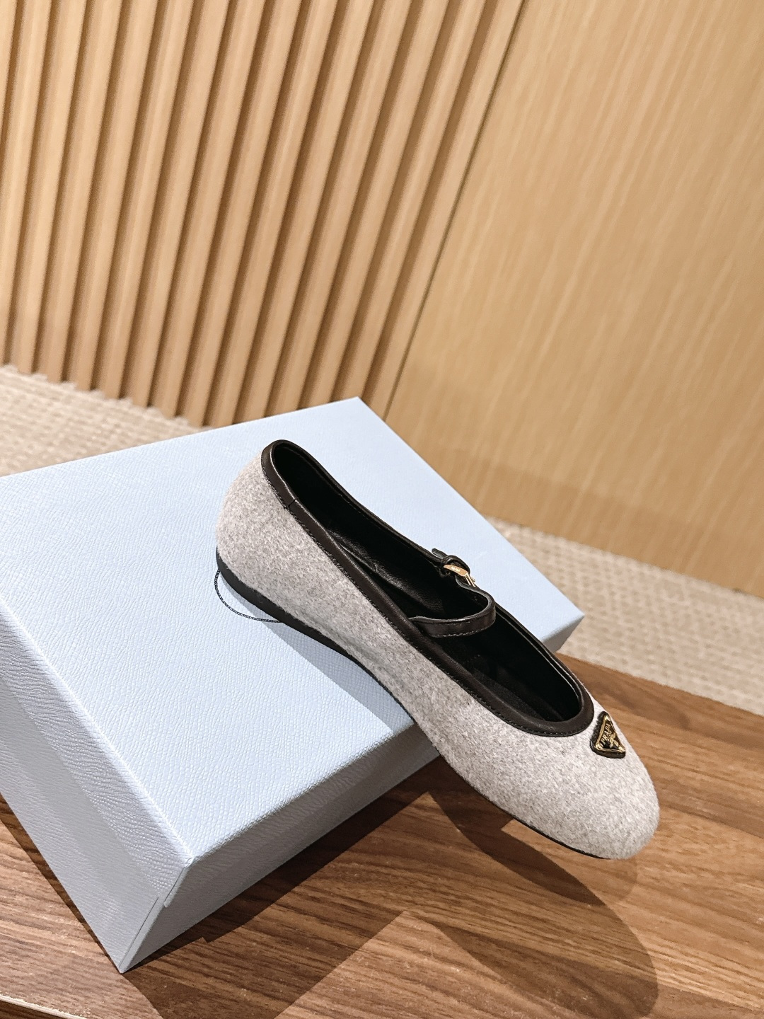 Prada 普拉达新款玛丽珍平底鞋✨毛呢面料质感高级,多色可选,纯色款温柔简约,人字纹粗花呢款自带复古氛围,轻松适配多种 Prada 普拉达新款玛丽珍平底鞋✨毛呢面料质感高级,多色可选,纯色款温柔简约,人字纹粗花呢款自带复古氛围,轻松适配多种
