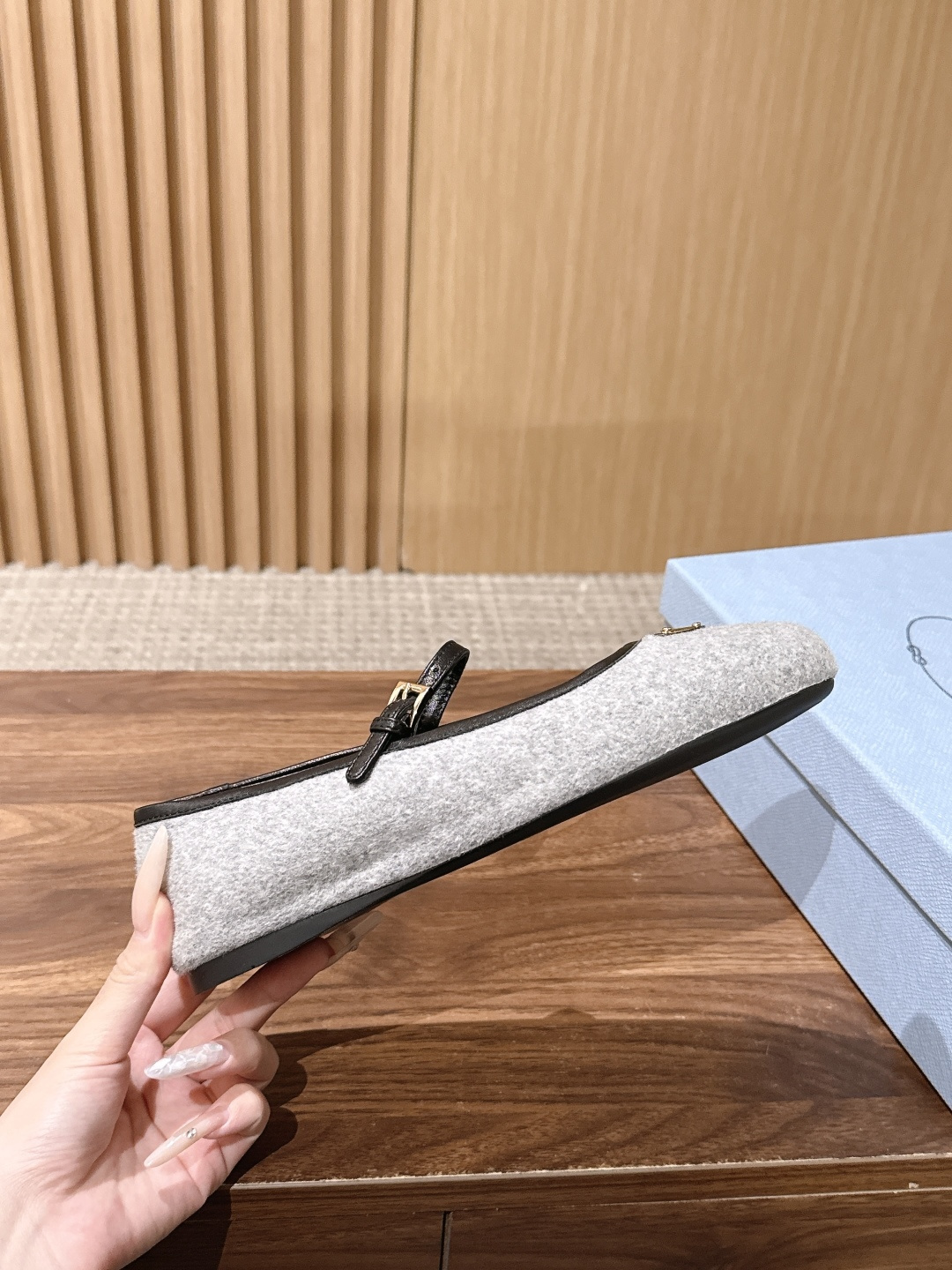 Prada 普拉达新款玛丽珍平底鞋✨毛呢面料质感高级,多色可选,纯色款温柔简约,人字纹粗花呢款自带复古氛围,轻松适配多种 Prada 普拉达新款玛丽珍平底鞋✨毛呢面料质感高级,多色可选,纯色款温柔简约,人字纹粗花呢款自带复古氛围,轻松适配多种