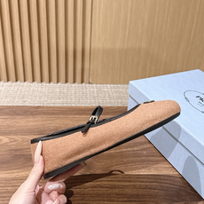 Prada 普拉达新款玛丽珍平底鞋✨毛呢面料质感高级,多色可选,纯色款温柔简约,人字纹粗花呢款自带复古氛围,轻松适配多种 Prada 普拉达新款玛丽珍平底鞋✨毛呢面料质感高级,多色可选,纯色款温柔简约,人字纹粗花呢款自带复古氛围,轻松适配多种