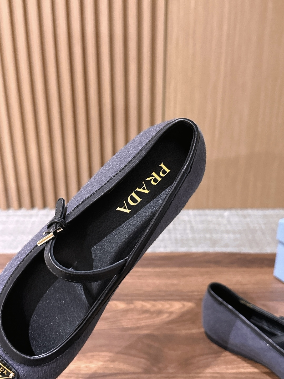 Prada 普拉达新款玛丽珍平底鞋✨毛呢面料质感高级,多色可选,纯色款温柔简约,人字纹粗花呢款自带复古氛围,轻松适配多种 Prada 普拉达新款玛丽珍平底鞋✨毛呢面料质感高级,多色可选,纯色款温柔简约,人字纹粗花呢款自带复古氛围,轻松适配多种
