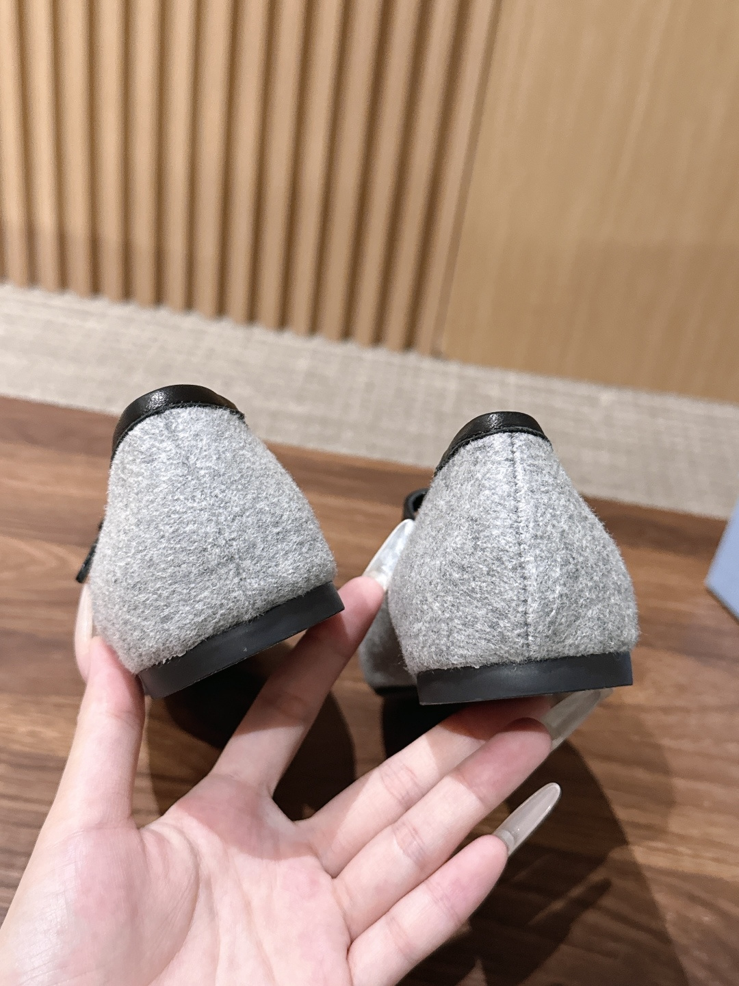 Prada 普拉达新款玛丽珍平底鞋✨毛呢面料质感高级,多色可选,纯色款温柔简约,人字纹粗花呢款自带复古氛围,轻松适配多种 Prada 普拉达新款玛丽珍平底鞋✨毛呢面料质感高级,多色可选,纯色款温柔简约,人字纹粗花呢款自带复古氛围,轻松适配多种