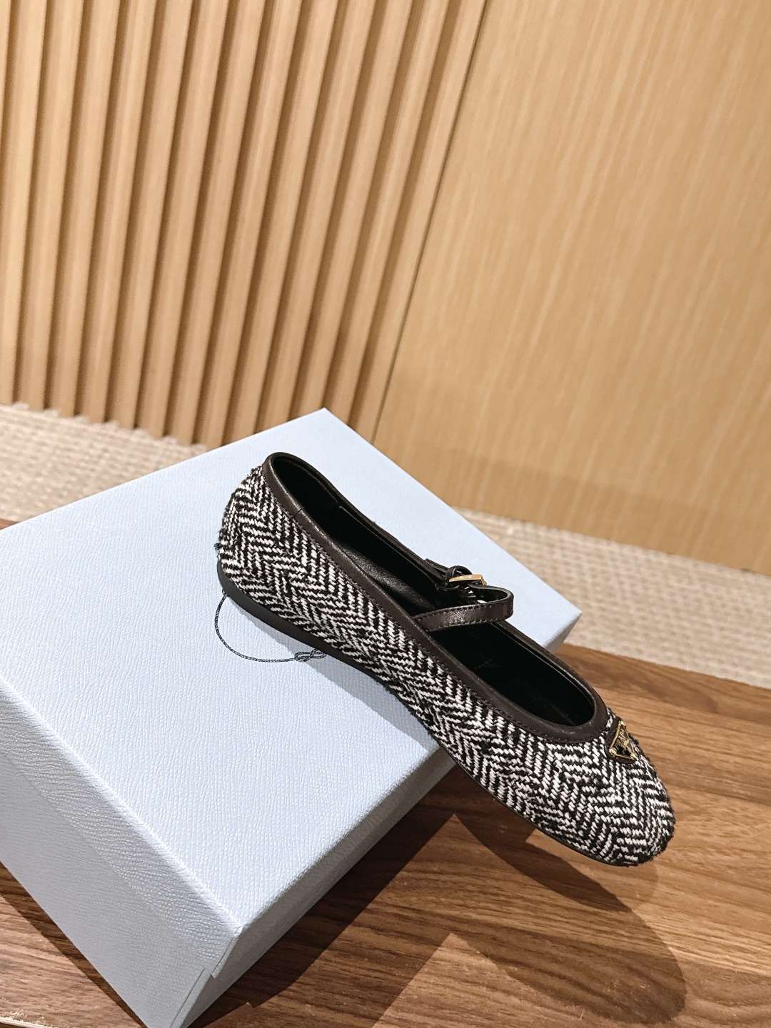 Prada 普拉达新款玛丽珍平底鞋✨毛呢面料质感高级，多色可选，纯色款温柔简约，人字纹粗花呢款自带复古氛围，轻松适配多种