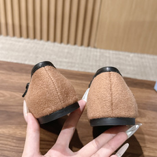 Prada 普拉达新款玛丽珍平底鞋✨毛呢面料质感高级,多色可选,纯色款温柔简约,人字纹粗花呢款自带复古氛围,轻松适配多种 Prada 普拉达新款玛丽珍平底鞋✨毛呢面料质感高级,多色可选,纯色款温柔简约,人字纹粗花呢款自带复古氛围,轻松适配多种