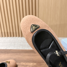 Prada 普拉达新款玛丽珍平底鞋✨毛呢面料质感高级,多色可选,纯色款温柔简约,人字纹粗花呢款自带复古氛围,轻松适配多种 Prada 普拉达新款玛丽珍平底鞋✨毛呢面料质感高级,多色可选,纯色款温柔简约,人字纹粗花呢款自带复古氛围,轻松适配多种