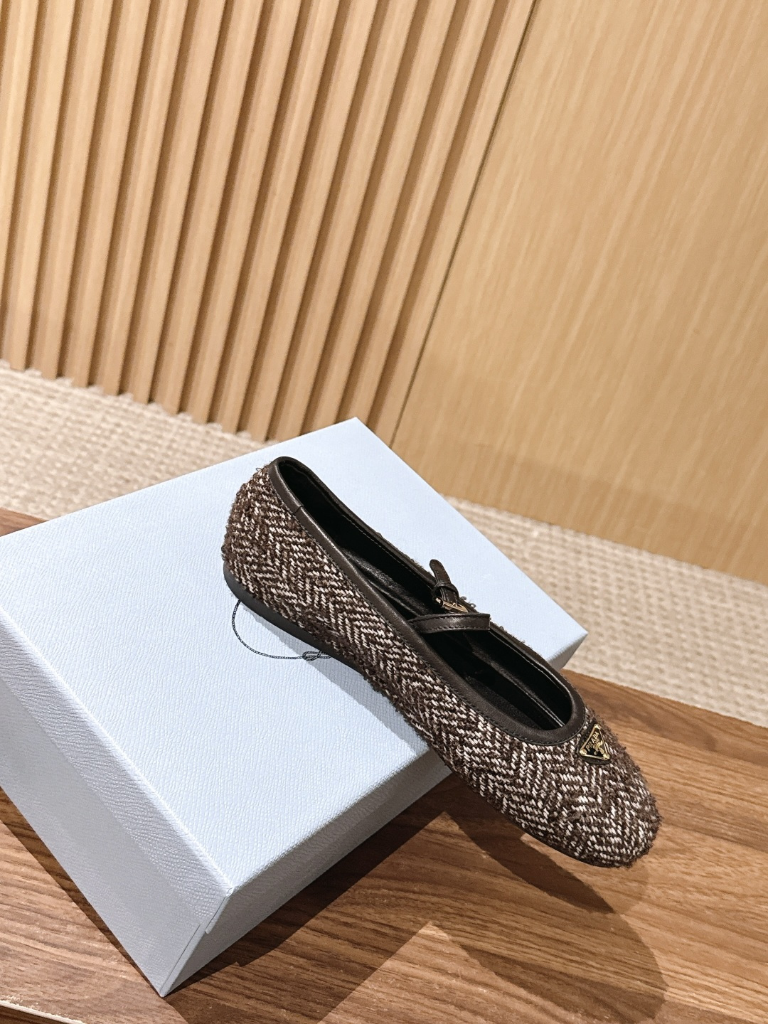 Prada 普拉达新款玛丽珍平底鞋✨毛呢面料质感高级,多色可选,纯色款温柔简约,人字纹粗花呢款自带复古氛围,轻松适配多种 Prada 普拉达新款玛丽珍平底鞋✨毛呢面料质感高级,多色可选,纯色款温柔简约,人字纹粗花呢款自带复古氛围,轻松适配多种