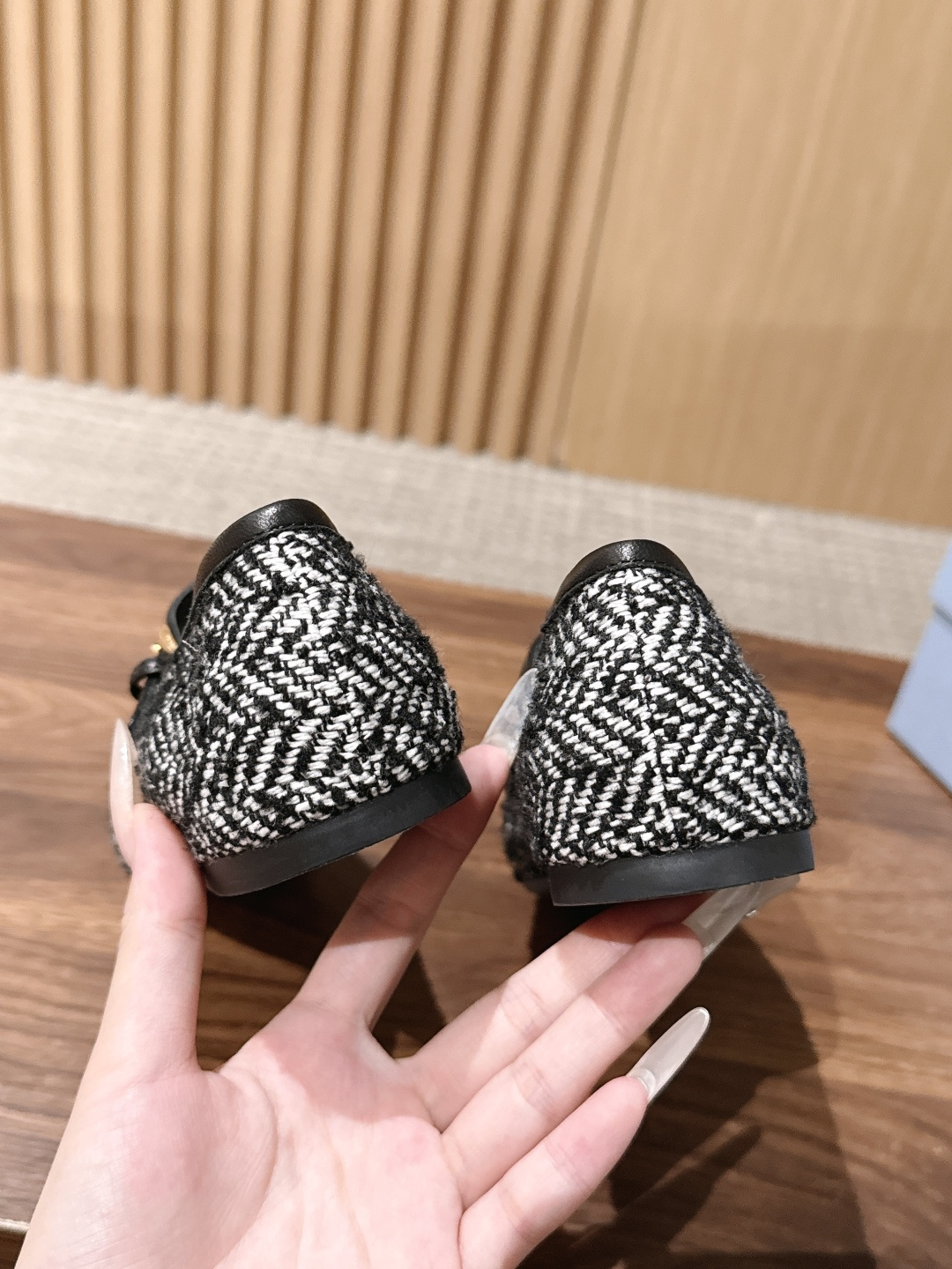 Prada 普拉达新款玛丽珍平底鞋✨毛呢面料质感高级，多色可选，纯色款温柔简约，人字纹粗花呢款自带复古氛围，轻松适配多种