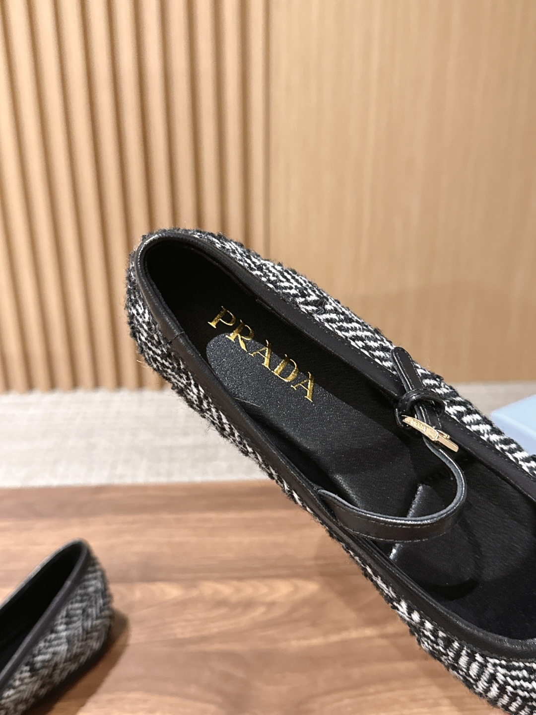 Prada 普拉达新款玛丽珍平底鞋✨毛呢面料质感高级，多色可选，纯色款温柔简约，人字纹粗花呢款自带复古氛围，轻松适配多种