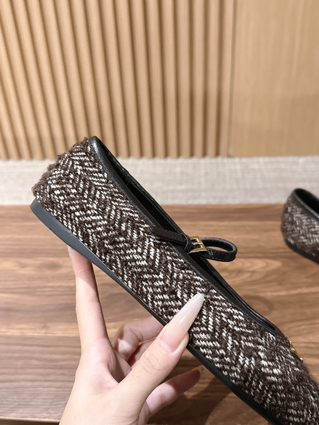 Prada 普拉达新款玛丽珍平底鞋✨毛呢面料质感高级,多色可选,纯色款温柔简约,人字纹粗花呢款自带复古氛围,轻松适配多种 Prada 普拉达新款玛丽珍平底鞋✨毛呢面料质感高级,多色可选,纯色款温柔简约,人字纹粗花呢款自带复古氛围,轻松适配多种