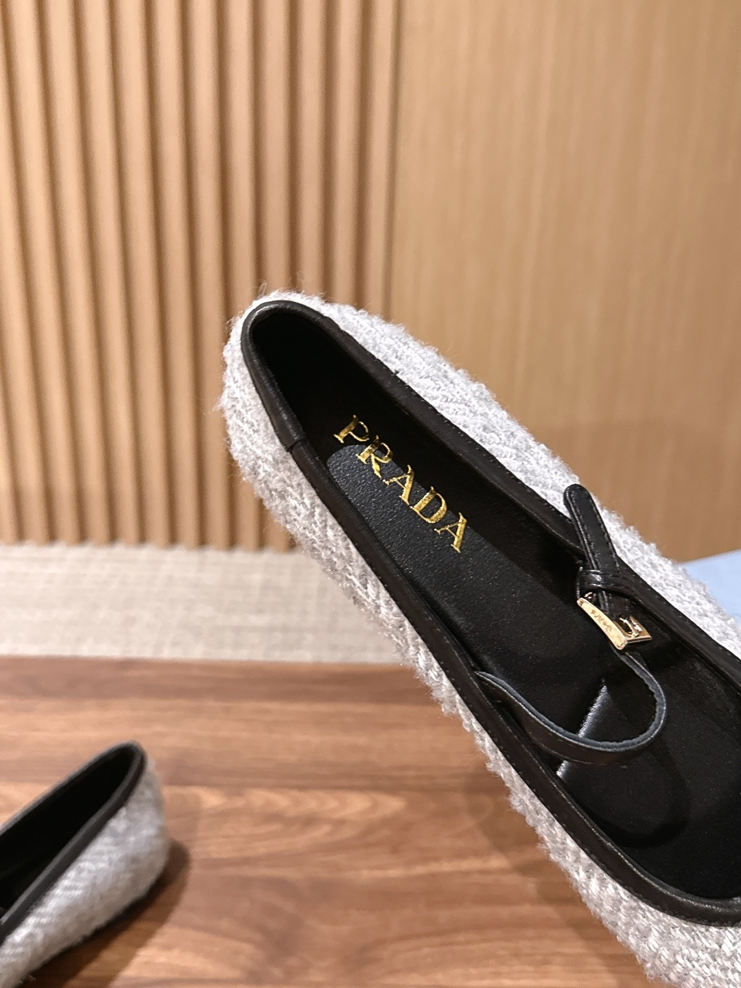 Prada 普拉达新款玛丽珍平底鞋✨毛呢面料质感高级,多色可选,纯色款温柔简约,人字纹粗花呢款自带复古氛围,轻松适配多种 Prada 普拉达新款玛丽珍平底鞋✨毛呢面料质感高级,多色可选,纯色款温柔简约,人字纹粗花呢款自带复古氛围,轻松适配多种
