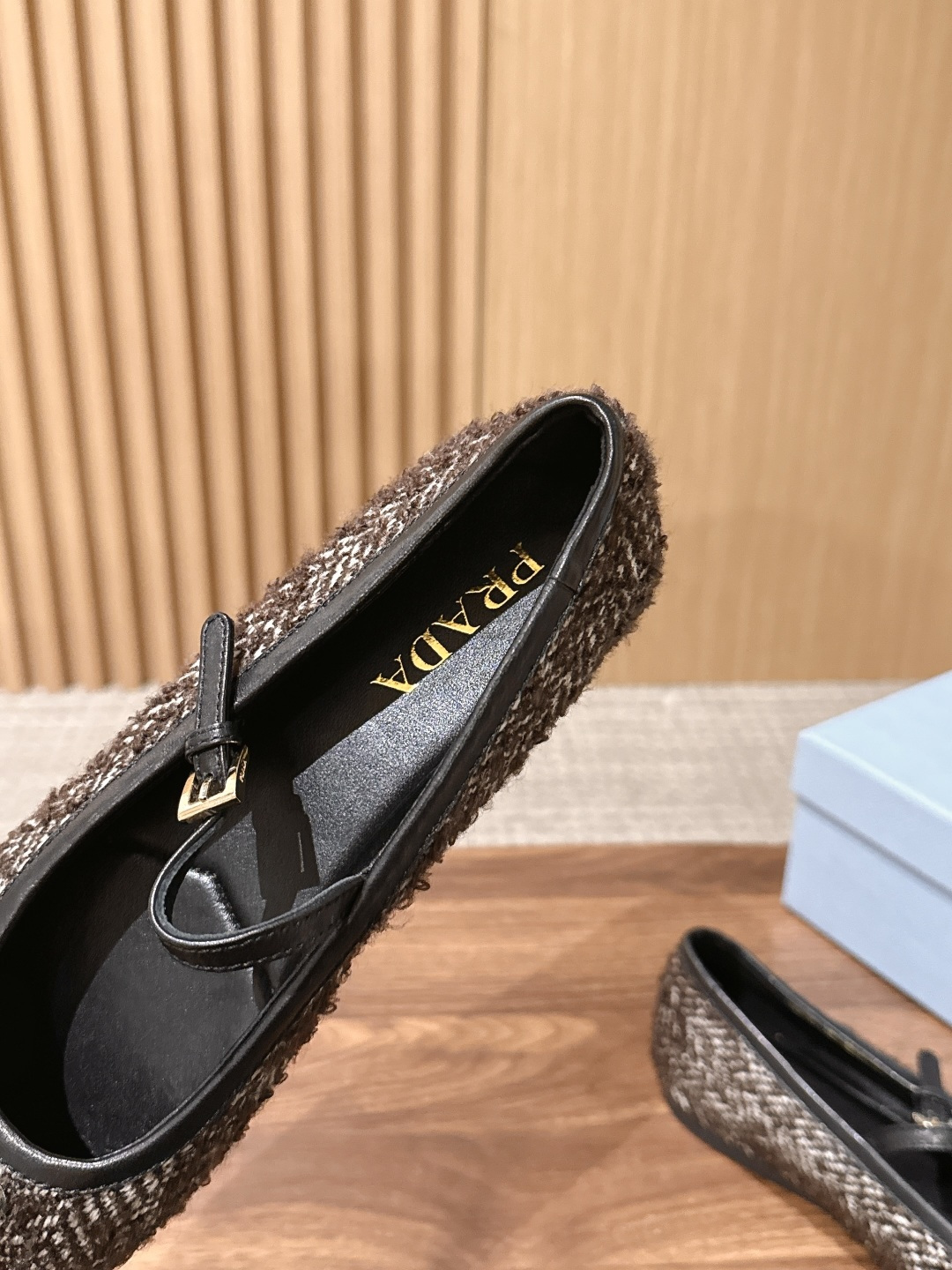Prada 普拉达新款玛丽珍平底鞋✨毛呢面料质感高级,多色可选,纯色款温柔简约,人字纹粗花呢款自带复古氛围,轻松适配多种 Prada 普拉达新款玛丽珍平底鞋✨毛呢面料质感高级,多色可选,纯色款温柔简约,人字纹粗花呢款自带复古氛围,轻松适配多种