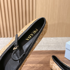 Prada 普拉达新款玛丽珍平底鞋✨毛呢面料质感高级,多色可选,纯色款温柔简约,人字纹粗花呢款自带复古氛围,轻松适配多种 Prada 普拉达新款玛丽珍平底鞋✨毛呢面料质感高级,多色可选,纯色款温柔简约,人字纹粗花呢款自带复古氛围,轻松适配多种