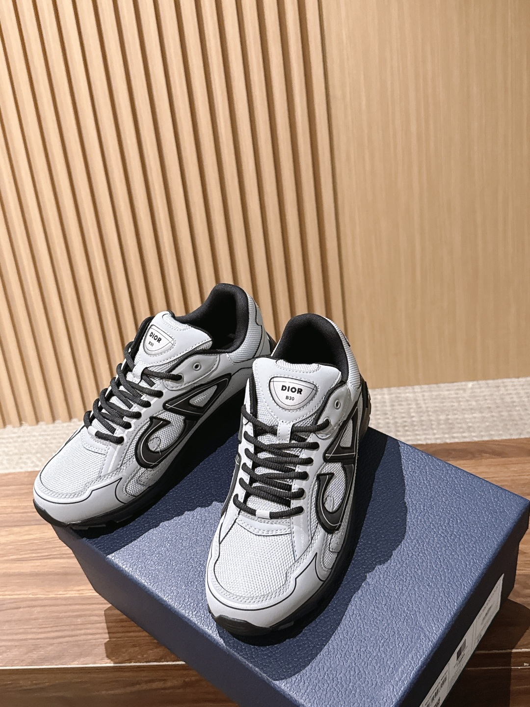 𝐂𝐇𝐑𝐈𝐒𝐓𝐈𝐀𝐍 𝐃𝐈𝐎𝐑 𝐁𝟯𝟬 迪奥火爆情侣休闲鞋【撞脸NB？现已是D奥B30】时代 顺应复古市场趋势的「Dad 