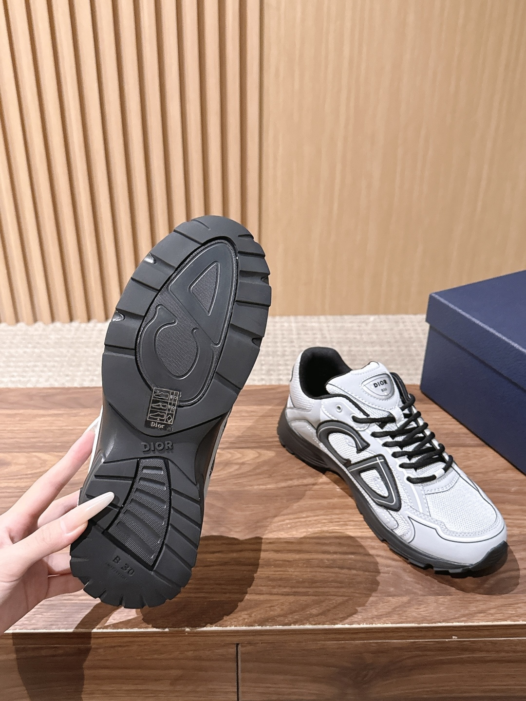 𝐂𝐇𝐑𝐈𝐒𝐓𝐈𝐀𝐍 𝐃𝐈𝐎𝐑 𝐁𝟯𝟬 迪奥火爆情侣休闲鞋【撞脸NB？现已是D奥B30】时代 顺应复古市场趋势的「Dad 