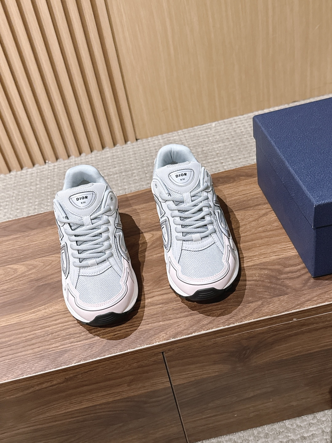 𝐂𝐇𝐑𝐈𝐒𝐓𝐈𝐀𝐍 𝐃𝐈𝐎𝐑 𝐁𝟯𝟬 迪奥火爆情侣休闲鞋【撞脸NB？现已是D奥B30】时代 顺应复古市场趋势的「Dad 