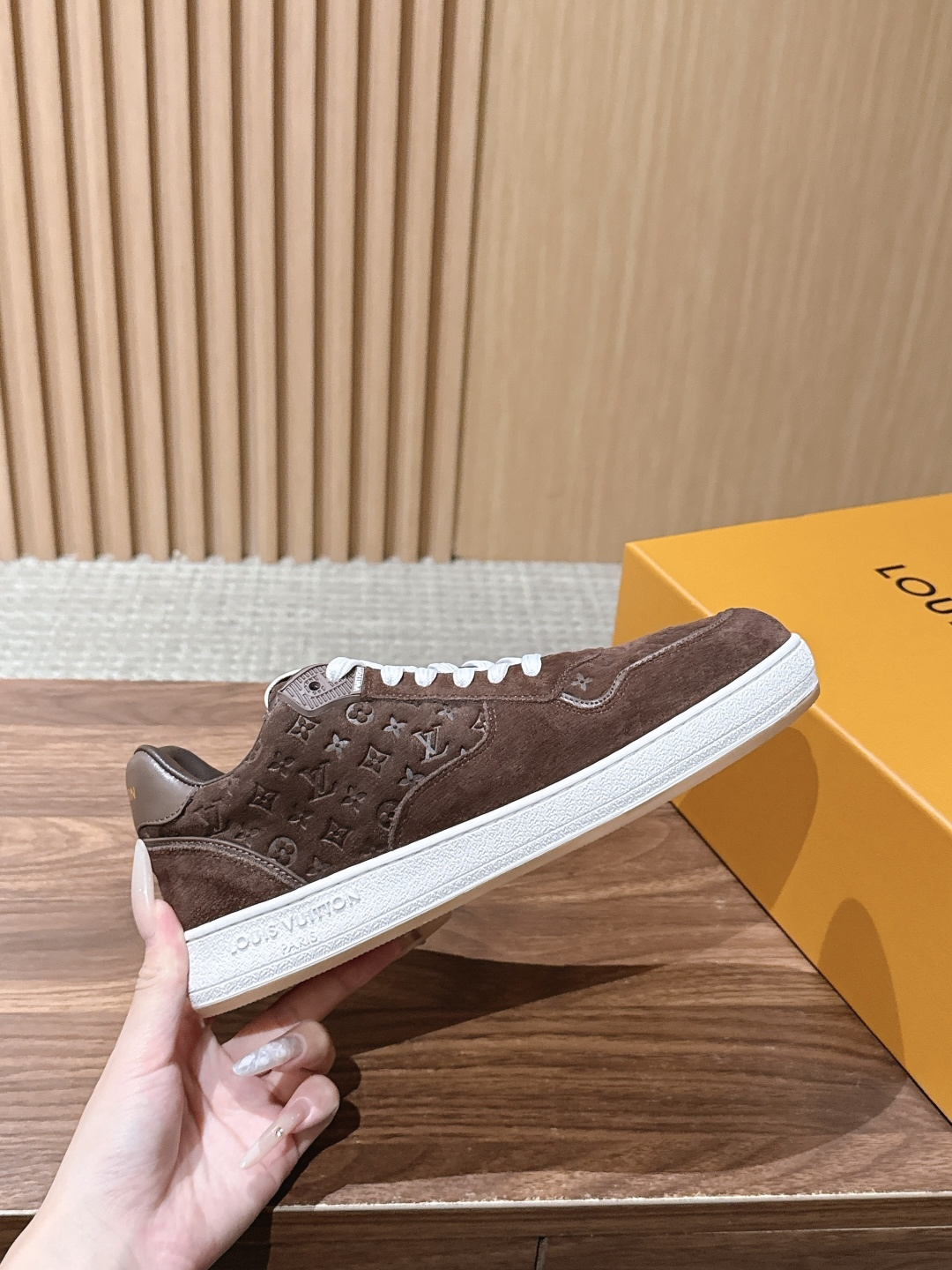 男+10 LOUIS VUITTON STADIUM LV 驴牌新款|复古的质感真的太爱了 踩进去软软嘟 是1980年代 男+10 LOUIS VUITTON STADIUM LV 驴牌新款|复古的质感真的太爱了 踩进去软软嘟 是1980年代