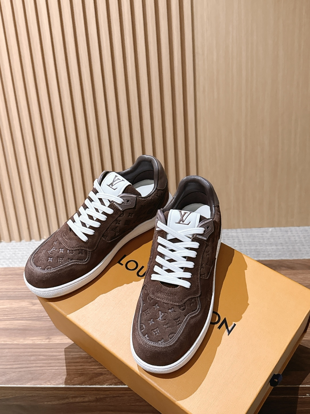 男+10 LOUIS VUITTON STADIUM LV 驴牌新款|复古的质感真的太爱了 踩进去软软嘟 是1980年代 男+10 LOUIS VUITTON STADIUM LV 驴牌新款|复古的质感真的太爱了 踩进去软软嘟 是1980年代