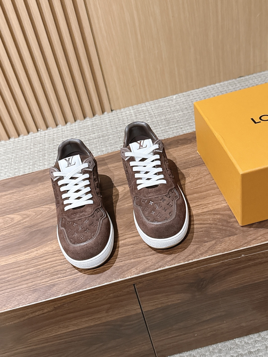 男+10 LOUIS VUITTON STADIUM LV 驴牌新款|复古的质感真的太爱了 踩进去软软嘟 是1980年代 男+10 LOUIS VUITTON STADIUM LV 驴牌新款|复古的质感真的太爱了 踩进去软软嘟 是1980年代