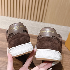 男+10 LOUIS VUITTON STADIUM LV 驴牌新款|复古的质感真的太爱了 踩进去软软嘟 是1980年代 男+10 LOUIS VUITTON STADIUM LV 驴牌新款|复古的质感真的太爱了 踩进去软软嘟 是1980年代