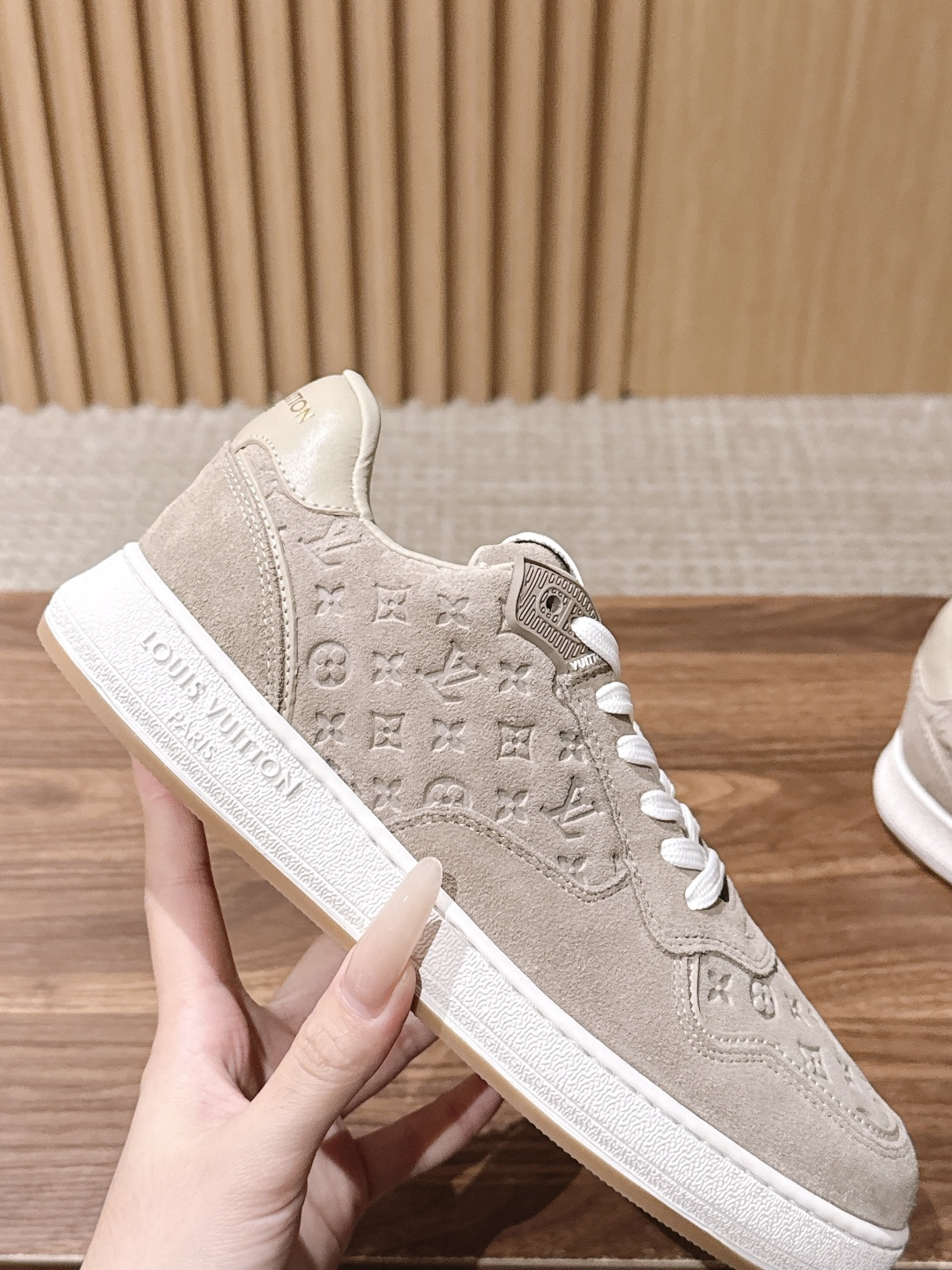 男+10 LOUIS VUITTON STADIUM LV 驴牌新款|复古的质感真的太爱了 踩进去软软嘟 是1980年代 男+10 LOUIS VUITTON STADIUM LV 驴牌新款|复古的质感真的太爱了 踩进去软软嘟 是1980年代