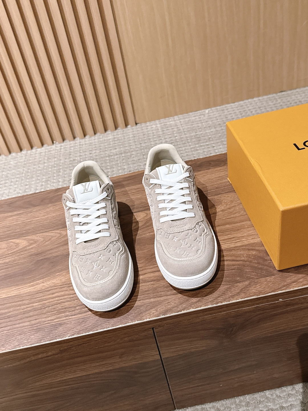 男+10 LOUIS VUITTON STADIUM LV 驴牌新款|复古的质感真的太爱了 踩进去软软嘟 是1980年代 男+10 LOUIS VUITTON STADIUM LV 驴牌新款|复古的质感真的太爱了 踩进去软软嘟 是1980年代