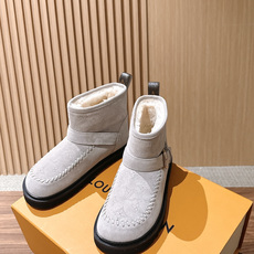 LOUIS VUITTON 驴牌2026秋冬新款棉靴 这款 Colorado 短靴以绒面小牛麂皮精心制造,并饰有灵感源自 LOUIS VUITTON 驴牌2026秋冬新款棉靴 这款 Colorado 短靴以绒面小牛麂皮精心制造,并饰有灵感源自
