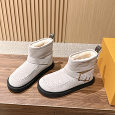 LOUIS VUITTON 驴牌2026秋冬新款棉靴 这款 Colorado 短靴以绒面小牛麂皮精心制造,并饰有灵感源自 LOUIS VUITTON 驴牌2026秋冬新款棉靴 这款 Colorado 短靴以绒面小牛麂皮精心制造,并饰有灵感源自