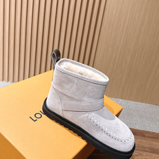 LOUIS VUITTON 驴牌2026秋冬新款棉靴 这款 Colorado 短靴以绒面小牛麂皮精心制造,并饰有灵感源自 LOUIS VUITTON 驴牌2026秋冬新款棉靴 这款 Colorado 短靴以绒面小牛麂皮精心制造,并饰有灵感源自