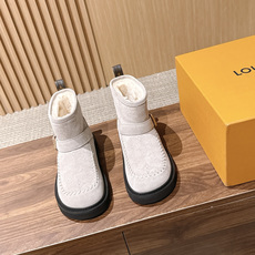 LOUIS VUITTON 驴牌2026秋冬新款棉靴 这款 Colorado 短靴以绒面小牛麂皮精心制造,并饰有灵感源自 LOUIS VUITTON 驴牌2026秋冬新款棉靴 这款 Colorado 短靴以绒面小牛麂皮精心制造,并饰有灵感源自