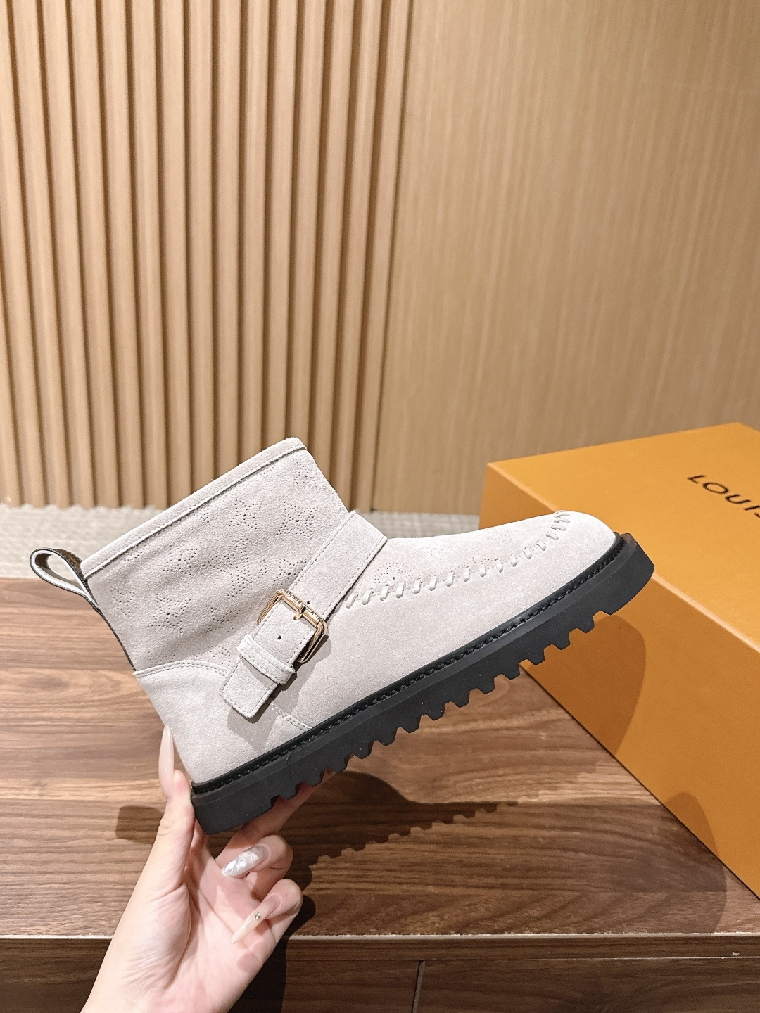 LOUIS VUITTON 驴牌2026秋冬新款棉靴 这款 Colorado 短靴以绒面小牛麂皮精心制造,并饰有灵感源自 LOUIS VUITTON 驴牌2026秋冬新款棉靴 这款 Colorado 短靴以绒面小牛麂皮精心制造,并饰有灵感源自
