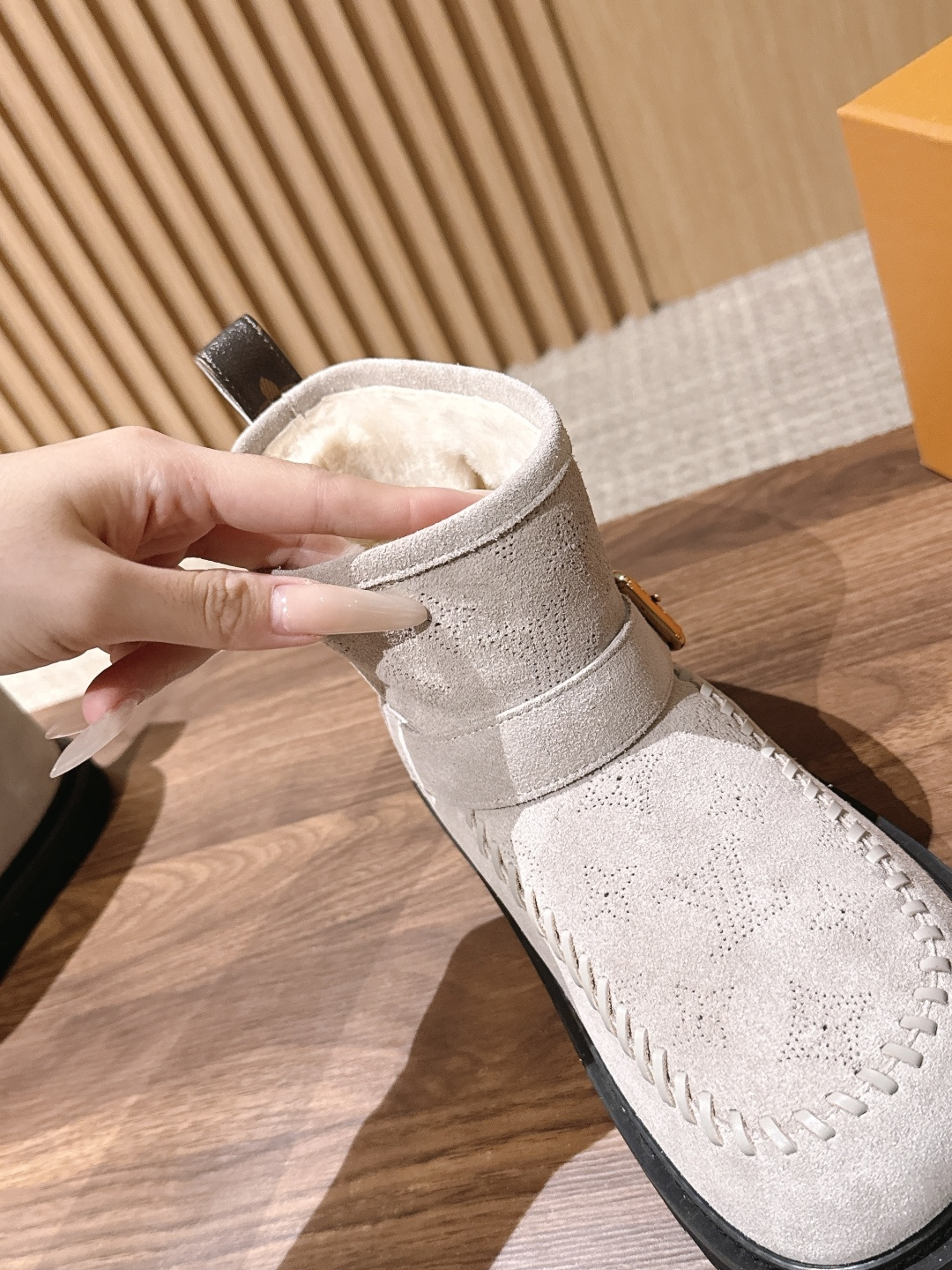 LOUIS VUITTON 驴牌2026秋冬新款棉靴 这款 Colorado 短靴以绒面小牛麂皮精心制造,并饰有灵感源自 LOUIS VUITTON 驴牌2026秋冬新款棉靴 这款 Colorado 短靴以绒面小牛麂皮精心制造,并饰有灵感源自
