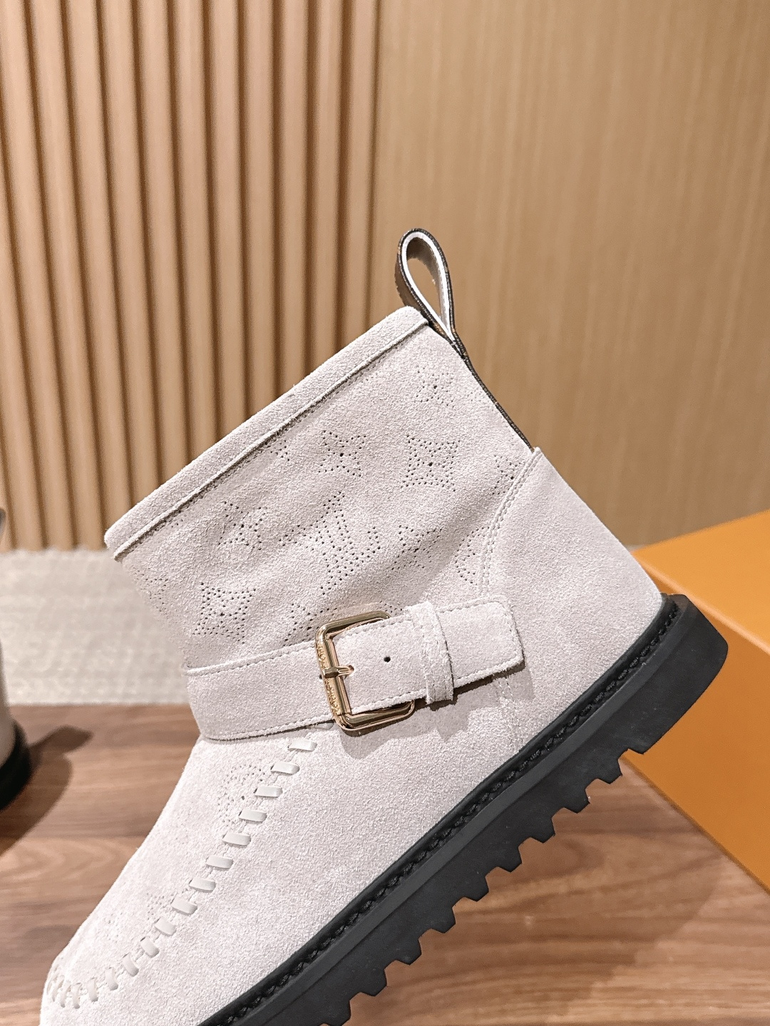 LOUIS VUITTON 驴牌2026秋冬新款棉靴 这款 Colorado 短靴以绒面小牛麂皮精心制造,并饰有灵感源自 LOUIS VUITTON 驴牌2026秋冬新款棉靴 这款 Colorado 短靴以绒面小牛麂皮精心制造,并饰有灵感源自