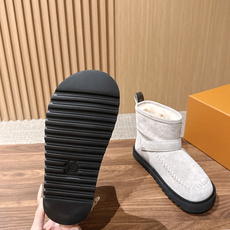 LOUIS VUITTON 驴牌2026秋冬新款棉靴 这款 Colorado 短靴以绒面小牛麂皮精心制造,并饰有灵感源自 LOUIS VUITTON 驴牌2026秋冬新款棉靴 这款 Colorado 短靴以绒面小牛麂皮精心制造,并饰有灵感源自