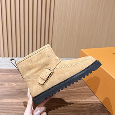 LOUIS VUITTON 驴牌2026秋冬新款棉靴 这款 Colorado 短靴以绒面小牛麂皮精心制造,并饰有灵感源自 LOUIS VUITTON 驴牌2026秋冬新款棉靴 这款 Colorado 短靴以绒面小牛麂皮精心制造,并饰有灵感源自