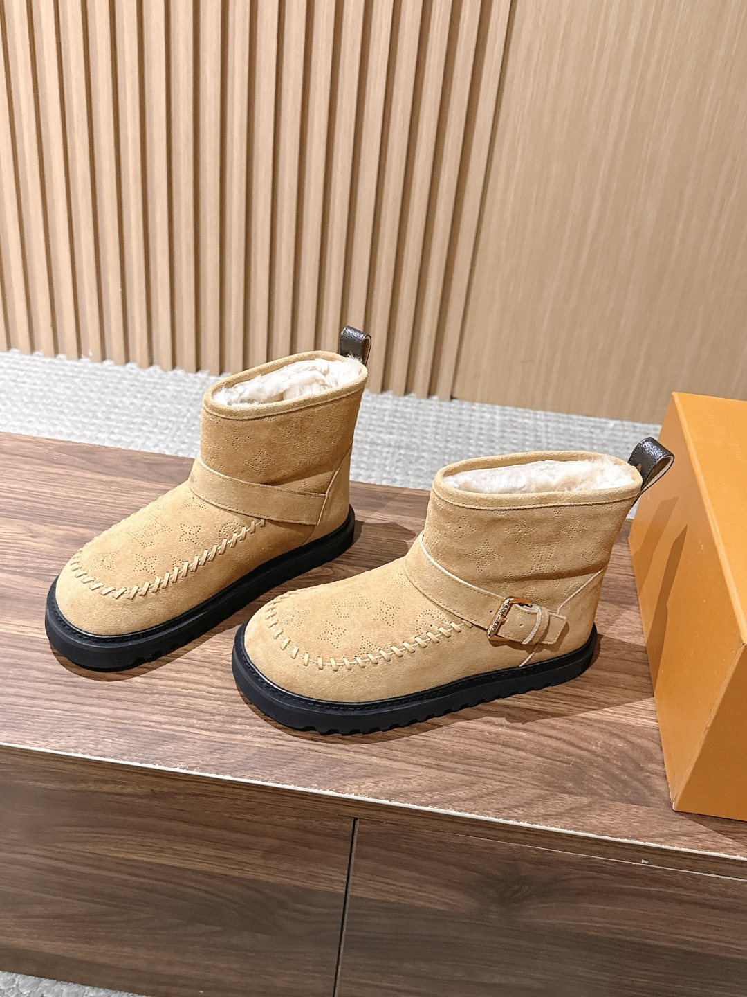 LOUIS VUITTON 驴牌2026秋冬新款棉靴 这款 Colorado 短靴以绒面小牛麂皮精心制造,并饰有灵感源自 LOUIS VUITTON 驴牌2026秋冬新款棉靴 这款 Colorado 短靴以绒面小牛麂皮精心制造,并饰有灵感源自