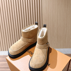 LOUIS VUITTON 驴牌2026秋冬新款棉靴 这款 Colorado 短靴以绒面小牛麂皮精心制造,并饰有灵感源自 LOUIS VUITTON 驴牌2026秋冬新款棉靴 这款 Colorado 短靴以绒面小牛麂皮精心制造,并饰有灵感源自